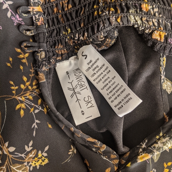 🖤 High Neck Flowy Floral Tank 🌸 - Picture 3 of 3